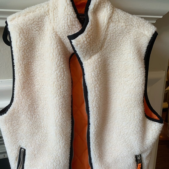 Forever 21 Men’s Sherpa reversible Vest - Picture 8 of 10